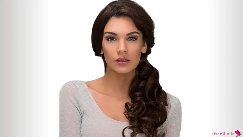 تسريحة ذيل الحصان الجانبية تسريحة ذيل الحصان الجانبية
