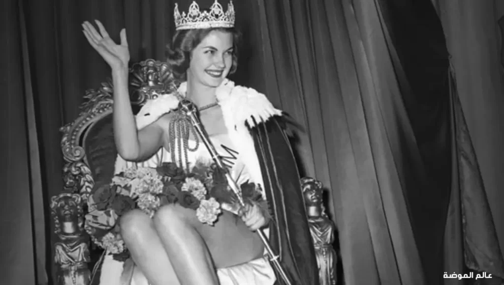 بينيلوبي كولين، ملكة جمال العالم 1958 من جنوب إفريقيا، ترتدي تاج المسابقة بينيلوبي كولين، ملكة جمال العالم 1958 من جنوب إفريقيا، ترتدي تاج المسابقة