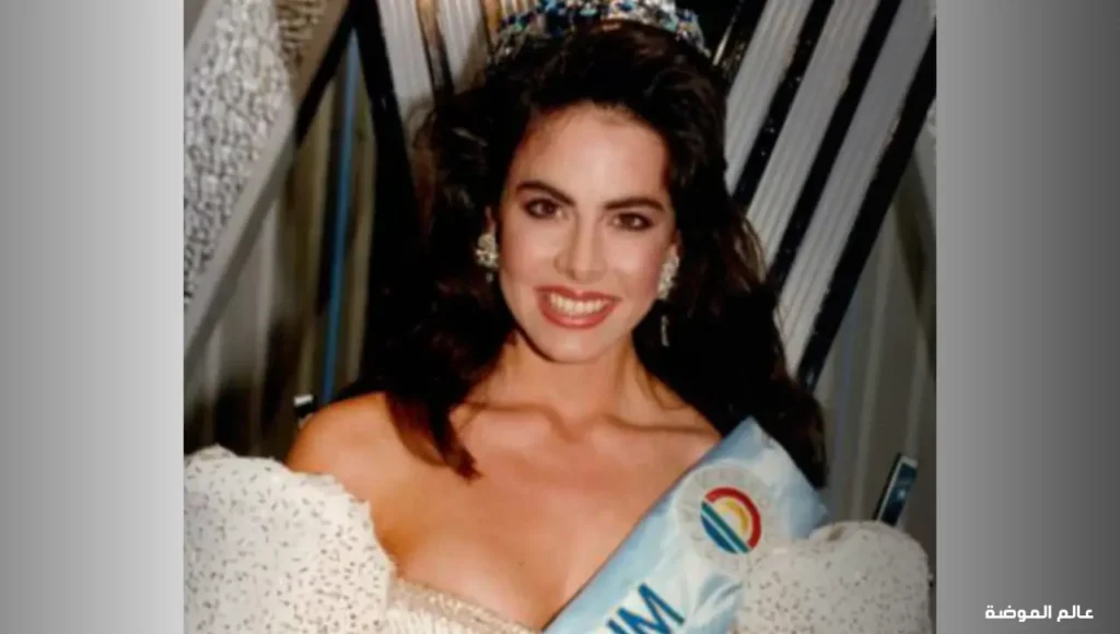 في عام 1990، مثلت جينا توليسون الجمال الأمريكي الأنيق كـ ملكة جمال العالم في عام 1990، مثلت جينا توليسون الجمال الأمريكي الأنيق كـ ملكة جمال العالم