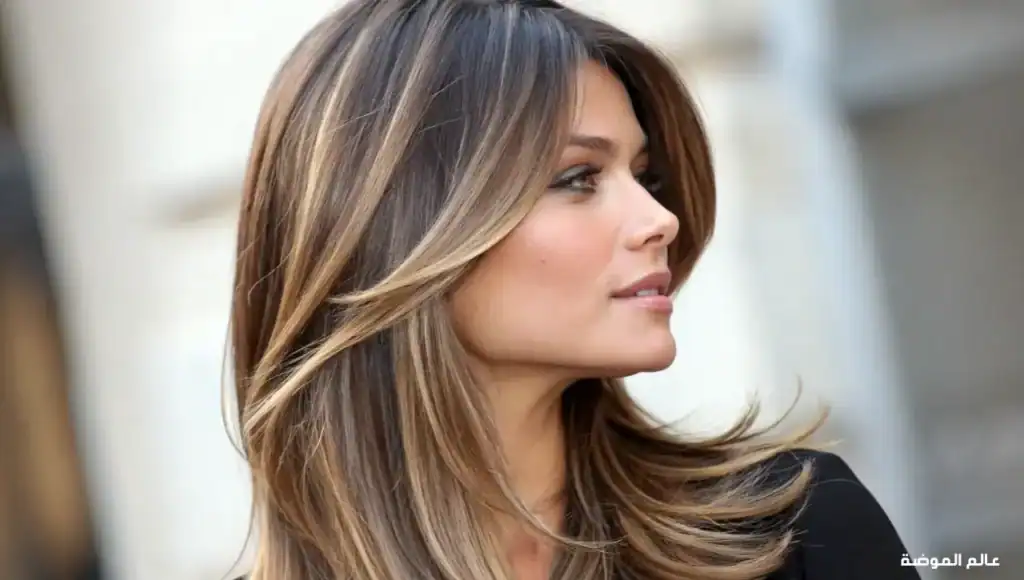 قصة الشعر الطويل مع الطبقات الجانبية (Side-Parted Layered Hair) قصة الشعر الطويل مع الطبقات الجانبية (Side-Parted Layered Hair)