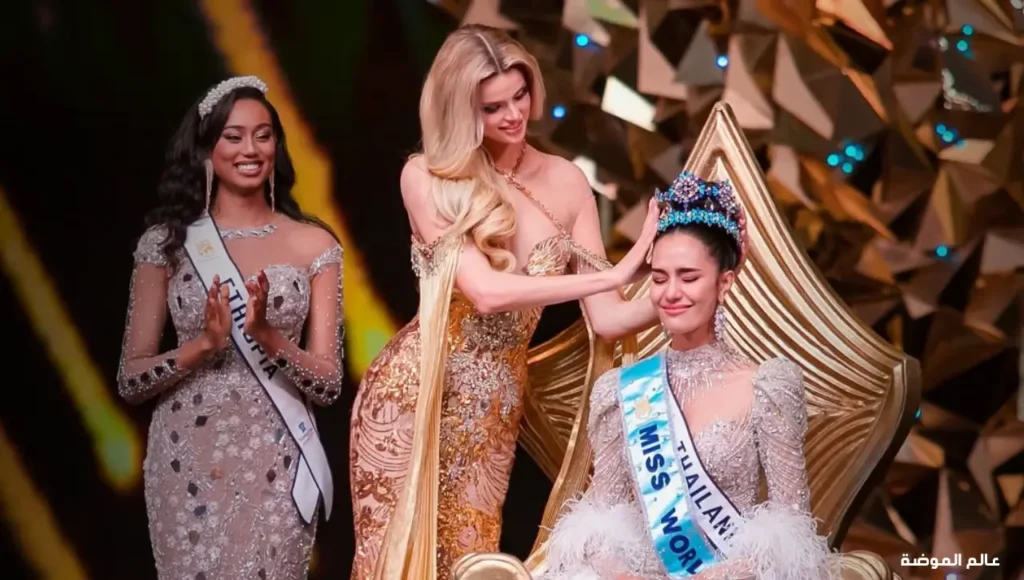 لحظات تتويج مكلة جمال العالم مزيج من الأناقة والفخامة لحظات تتويج مكلة جمال العالم مزيج من الأناقة والفخامة